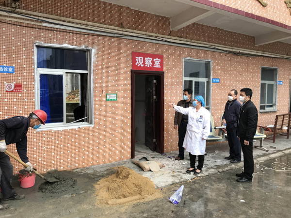 羅承恒副局長在松柏衛生院指導發熱門診的設置_副本.jpg