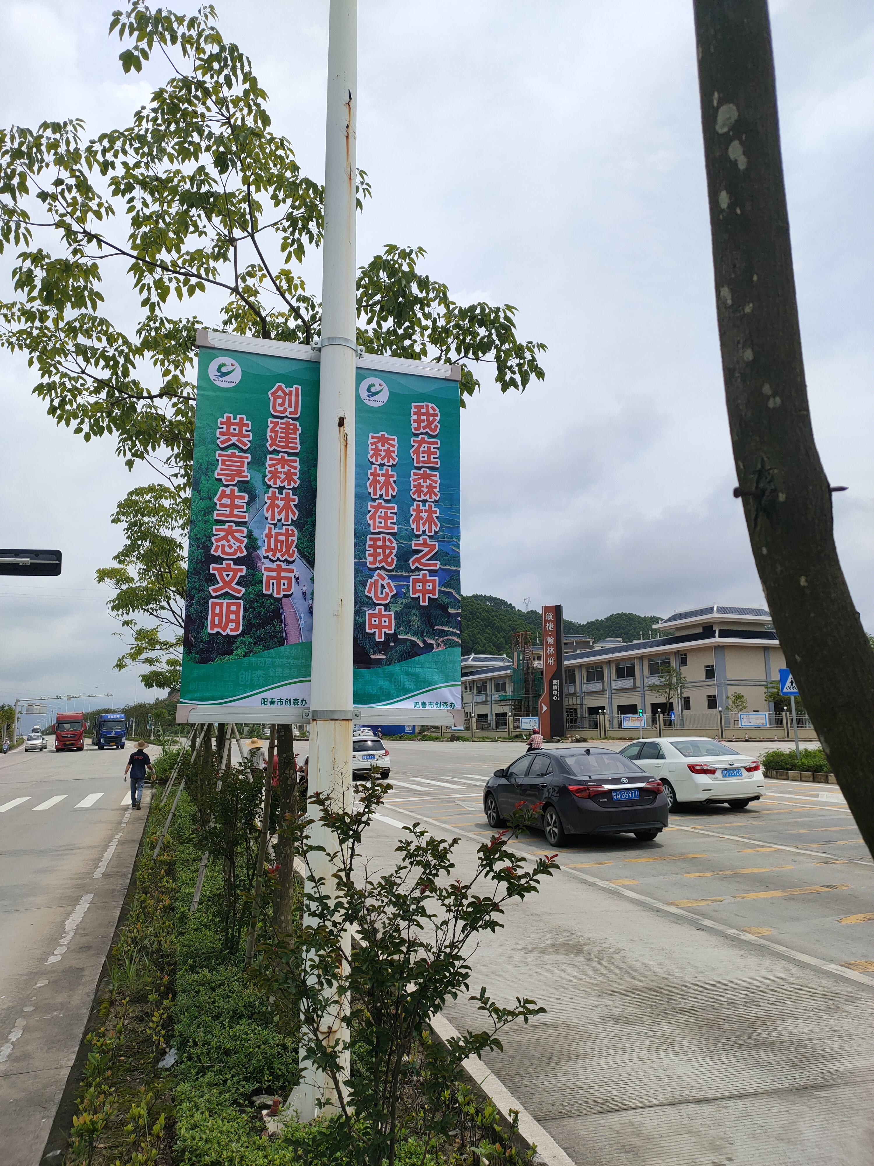 華附學(xué)校路段雙臂燈柱牌更新后.jpg