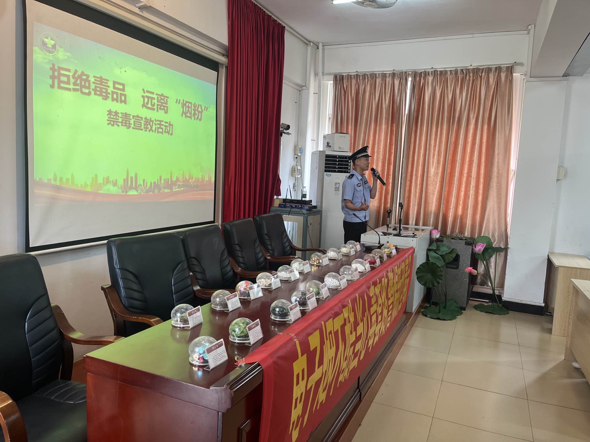 河?鎮(zhèn)平安法治辦聯(lián)合多部門開(kāi)展禁毒宣傳進(jìn)校園活動(dòng) (3).jpg