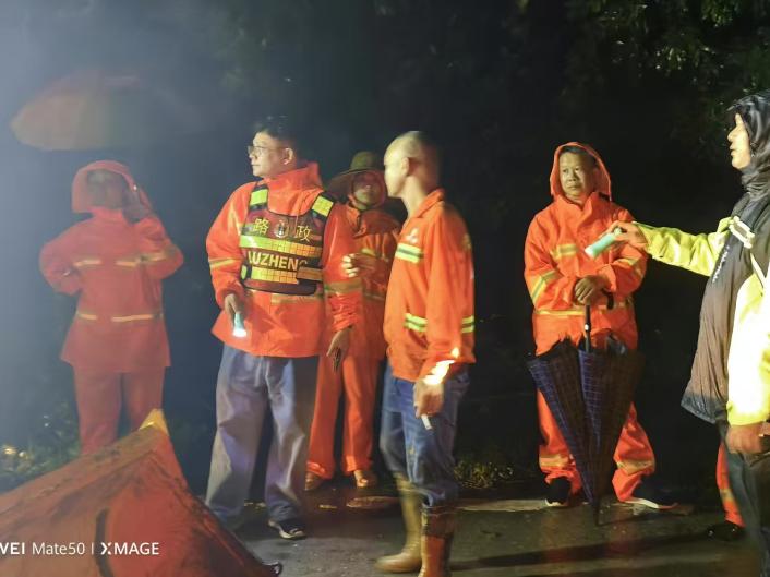 迎汛而上 陽春公路風雨夜戰護通途.docx_8