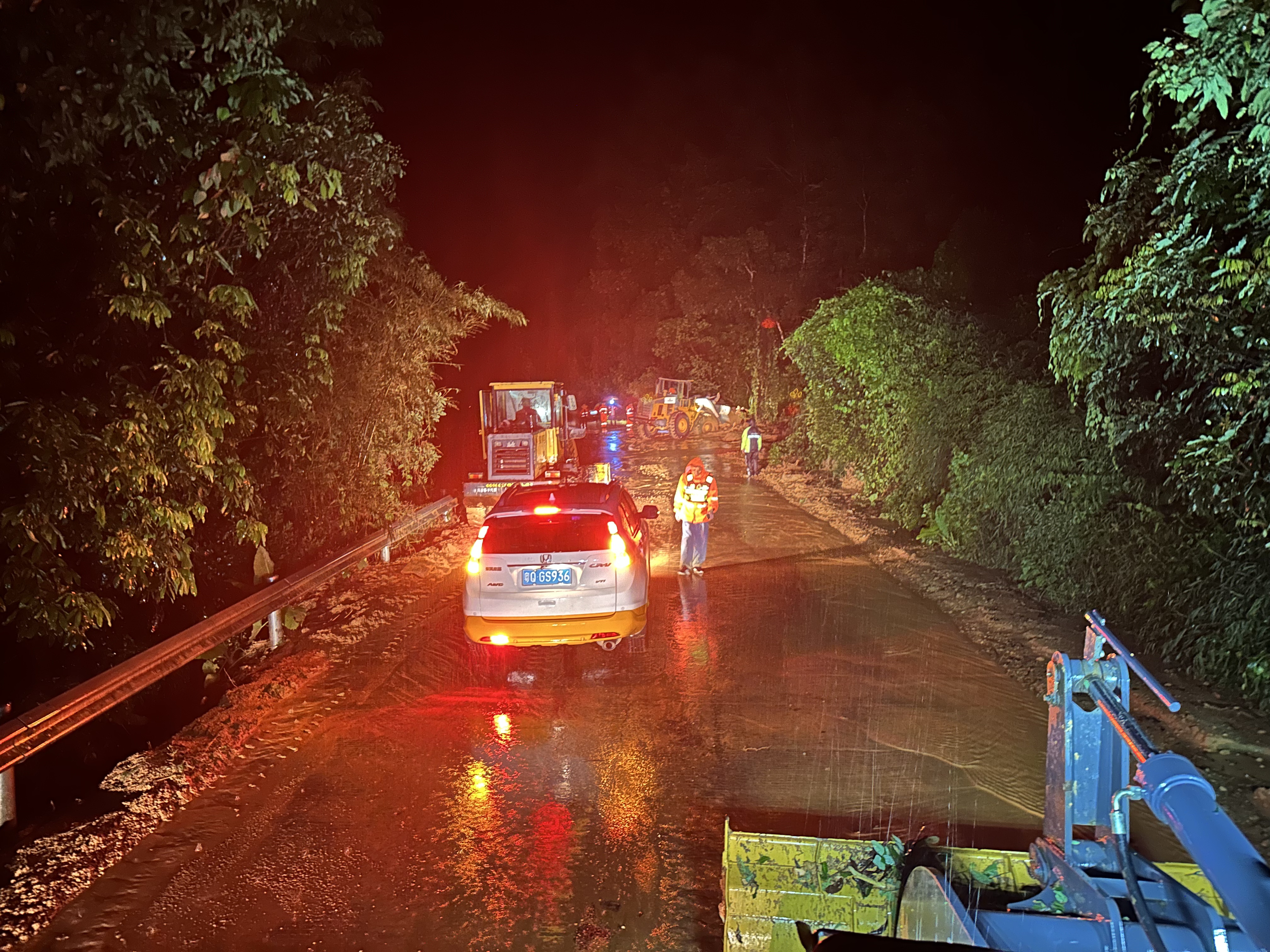 G325線長塘路段塌方清理現場.jpg