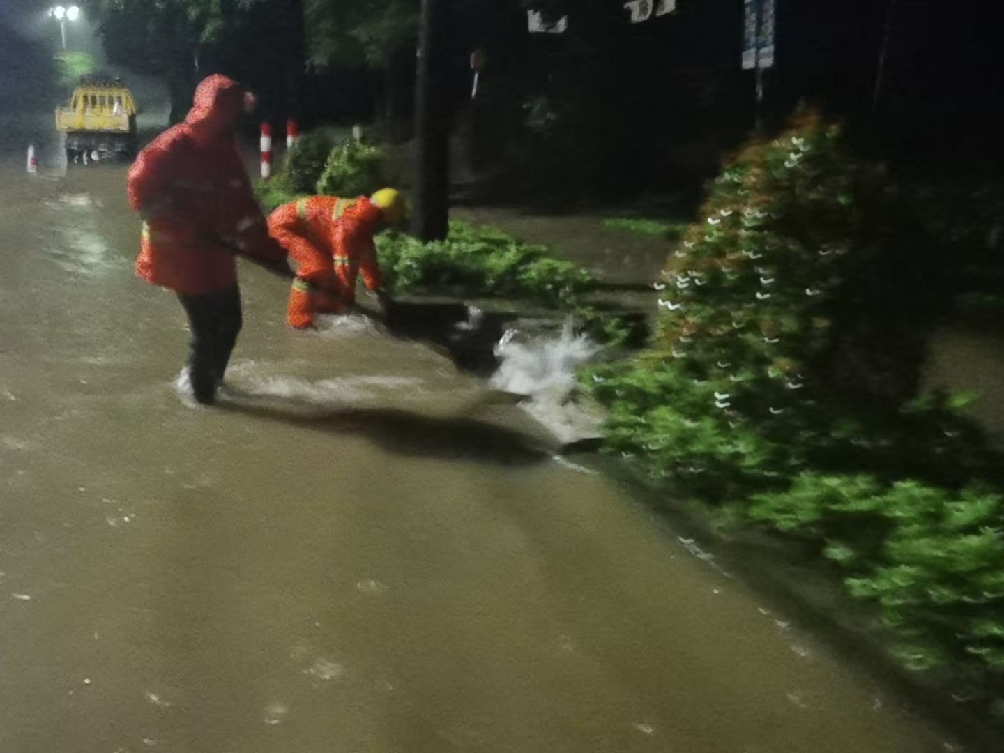 凌晨四點道班人員清理積水.jpg