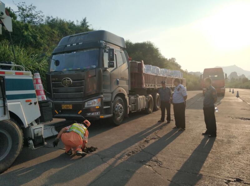 為市交通、公安交警部門聯合整治國道G325線潭水路段“百噸王”貨車(圖1).jpg