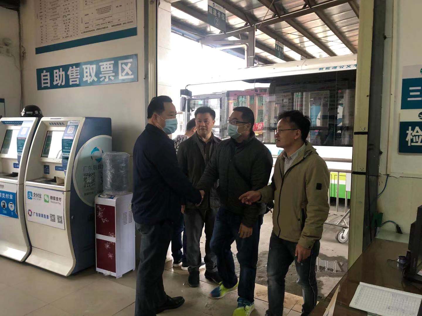 圖為市交通運輸局張錦勇局長（左一）到春灣客運站督促指導疫情防控工作.jpg