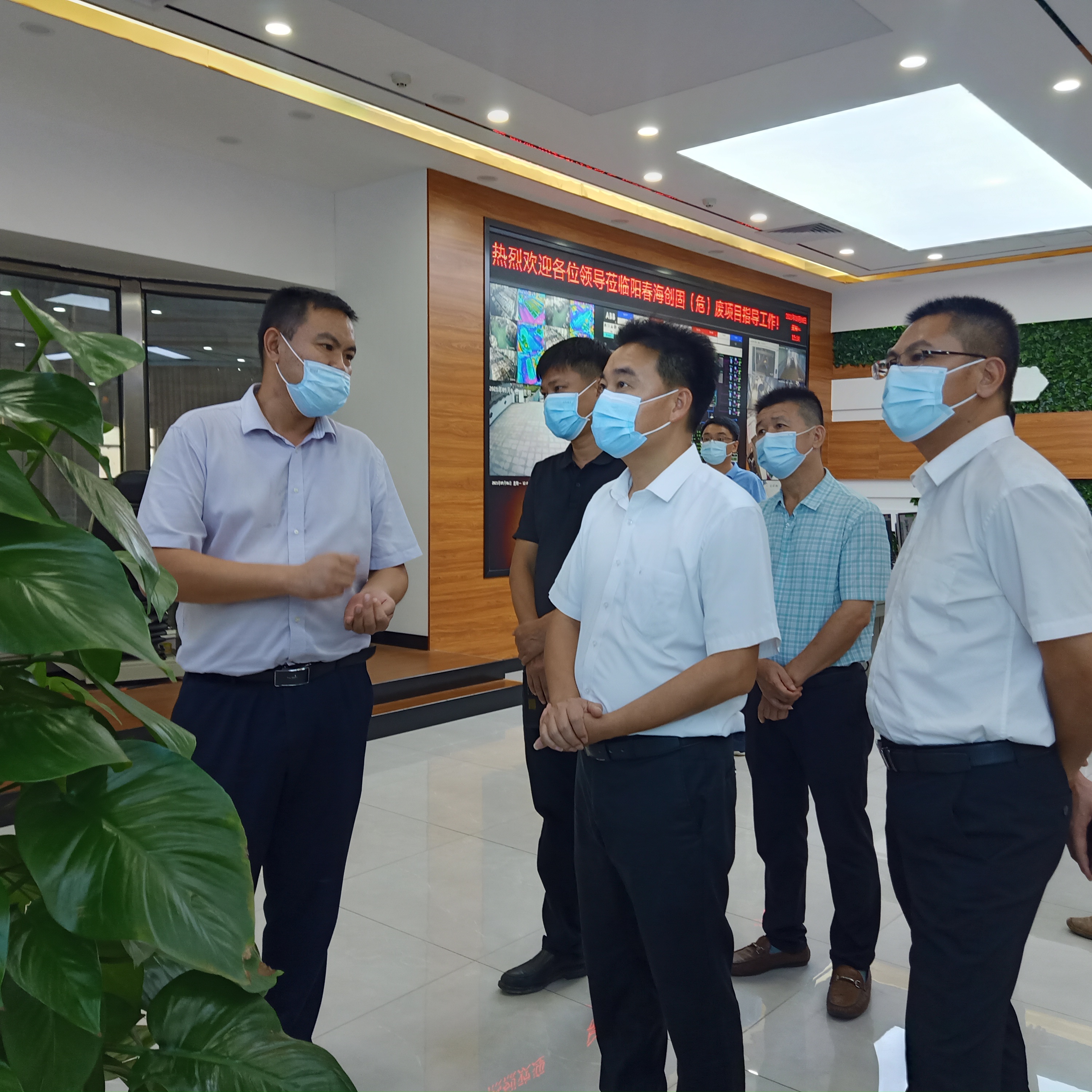 圖為周開取常務副市長實地觀看海創公司工業廢物處置流程.jpg