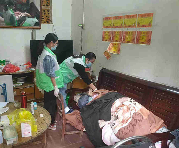 家醫團隊入戶為行動不便的老人進行健康體檢（部分照片） (2)_副本.jpg